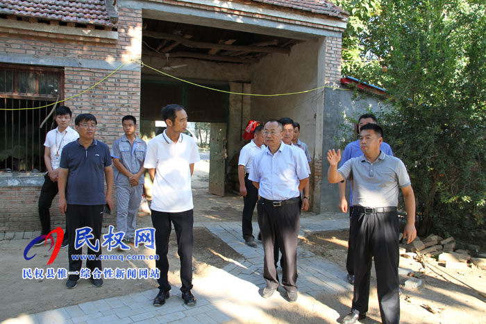 縣政協(xié)黨組書記、主席周明河到白云寺鎮(zhèn)青行村調(diào)研企業(yè)扶貧工作