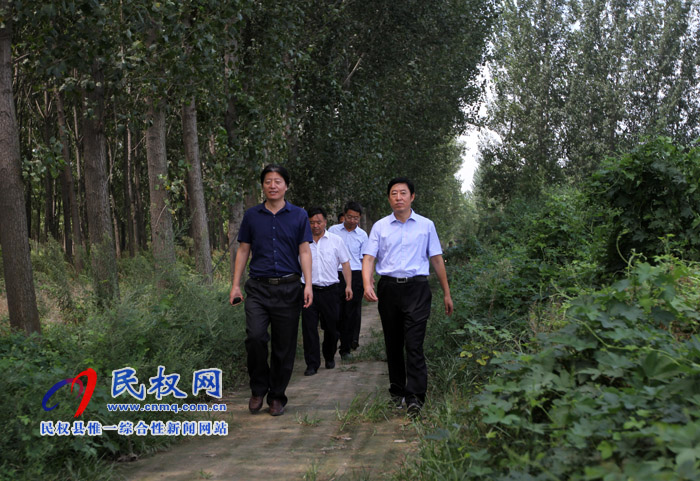 縣委常委、宣傳部長(zhǎng)屠志遠(yuǎn)陪同《商丘日?qǐng)?bào)》采訪團(tuán)在我縣采訪調(diào)研