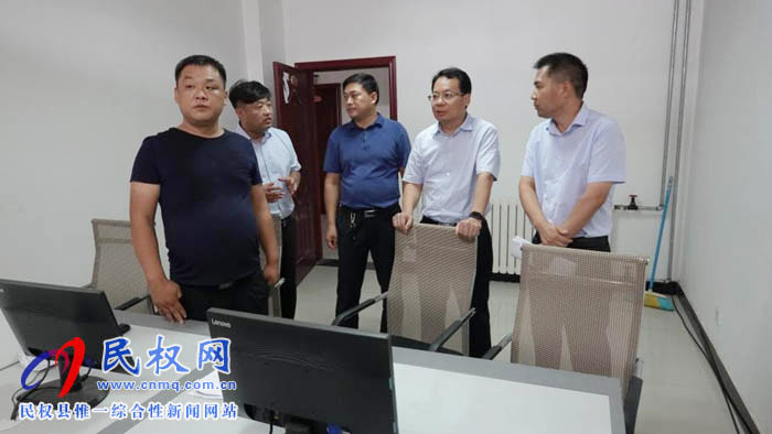 縣委常委、常務(wù)副縣長(zhǎng)李啟峰到縣揚(yáng)塵污染防控辦公室檢查指導(dǎo)工作