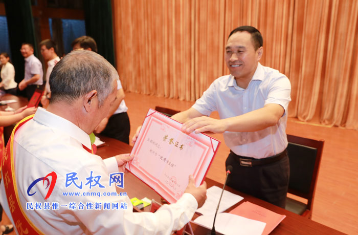 民權(quán)縣慶祝第34個教師節(jié)暨教育體育工作表彰大會召開 民權(quán)縣慶祝第34個教師節(jié)暨教育體育工作表彰大會召開