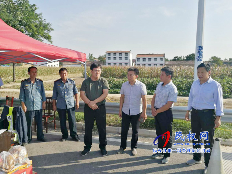 副縣長(zhǎng)孟祥亮慰問(wèn)中秋假日非洲豬瘟防控消毒卡點(diǎn)值守人員 副縣長(zhǎng)孟祥亮慰問(wèn)中秋假日非洲豬瘟防控消毒卡點(diǎn)值守人員