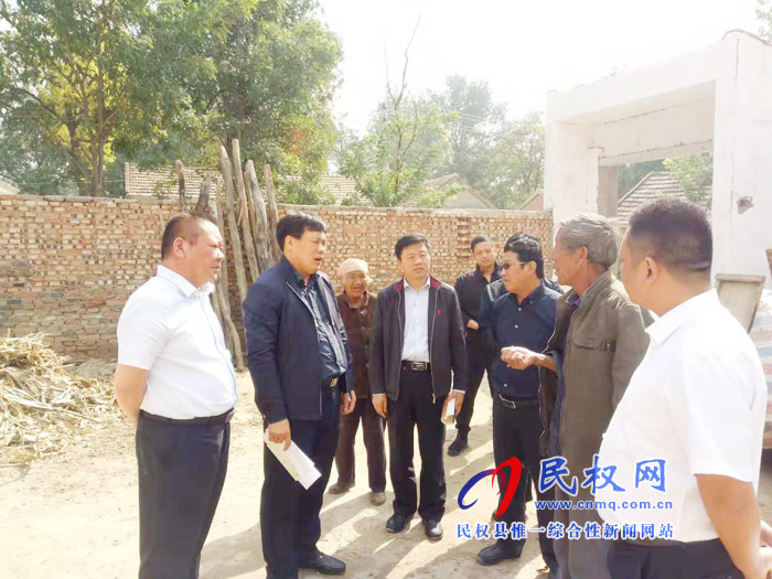 縣領(lǐng)導(dǎo)孟祥亮、陳鴻志督導(dǎo)檢查伯黨鄉(xiāng)脫貧攻堅(jiān)工作