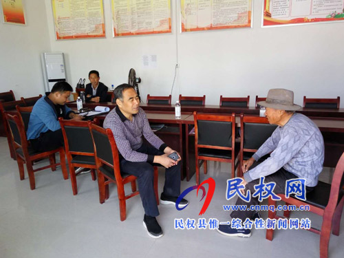 縣領(lǐng)導(dǎo)錦傳星到花園鄉(xiāng)督導(dǎo)脫貧攻堅(jiān)工作 縣領(lǐng)導(dǎo)錦傳星到花園鄉(xiāng)督導(dǎo)脫貧攻堅(jiān)工作