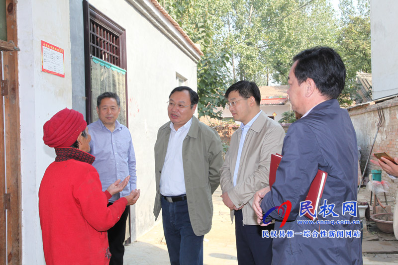 市委常委、常務(wù)副市長吳祖明到龍?zhí)伶?zhèn)邢莊村開展“三·五”基層工作日活動