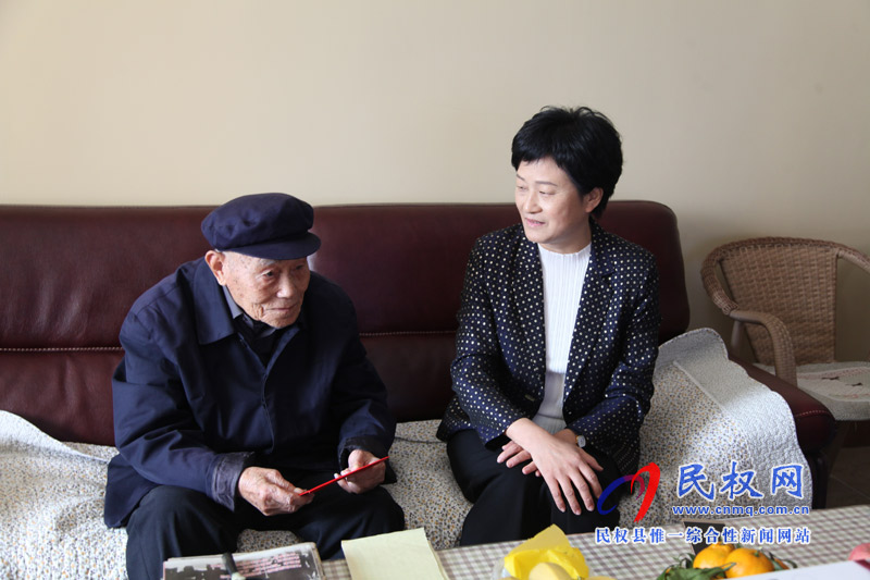 縣人大常委會主任周燕重陽節(jié)走訪慰問百歲老人 縣人大常委會主任周燕重陽節(jié)走訪慰問百歲老人