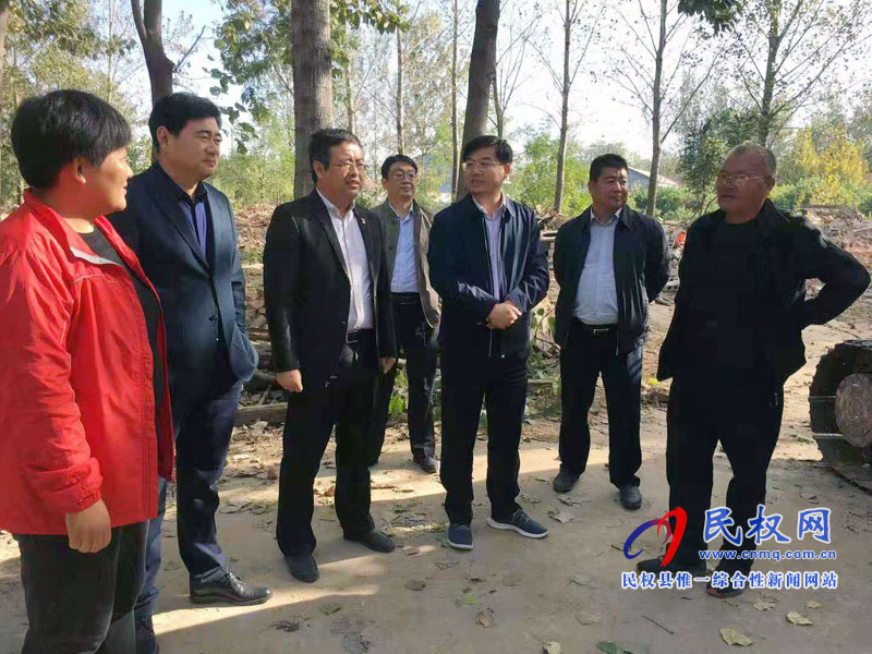 縣委副書記、縣長(zhǎng)張團(tuán)結(jié)查看我縣飲用水源地整治工作及生態(tài)搬遷進(jìn)展情況