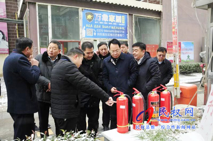 縣委常委、常務(wù)副縣長李啟峰深入我縣重點(diǎn)場所查看安全生產(chǎn)工作