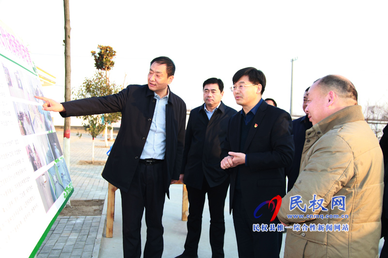 縣委副書記、縣長張團(tuán)結(jié)走訪慰問老黨員、貧困群眾和敬老院老人