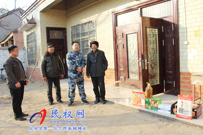 縣委常委、縣人武部政委江靜亞到雙塔鎮(zhèn)慰問現(xiàn)役軍人家屬和困難群眾