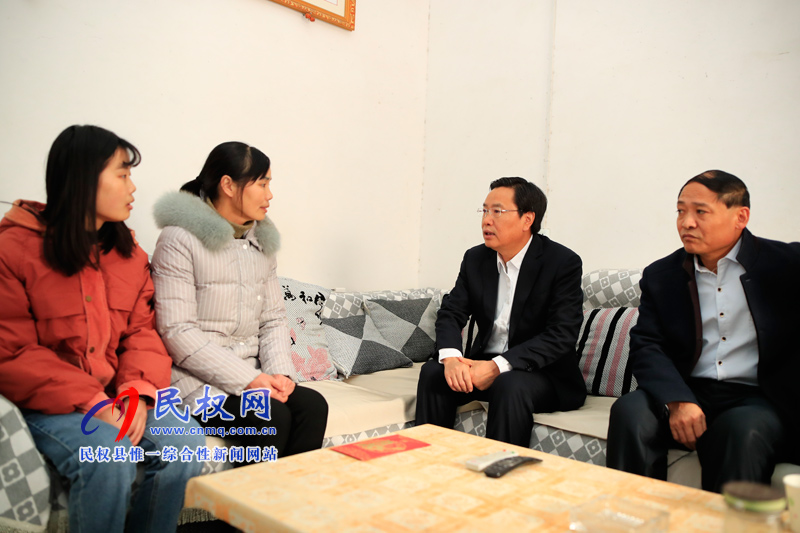 縣四大家領(lǐng)導(dǎo)走訪慰問(wèn)困難群眾、下崗失業(yè)特困職工和企業(yè)軍轉(zhuǎn)干部