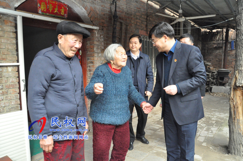 縣四大家領(lǐng)導(dǎo)走訪慰問(wèn)困難群眾、下崗失業(yè)特困職工和企業(yè)軍轉(zhuǎn)干部