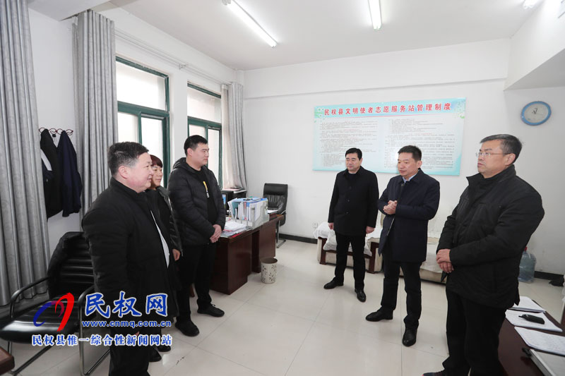 縣委常委、縣委辦公室主任孟亞松看望慰問(wèn)春節(jié)期間值班人員