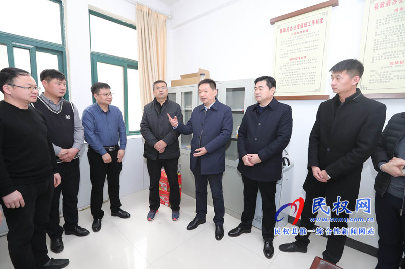 縣委常委、縣委辦公室主任孟亞松看望慰問(wèn)春節(jié)期間值班人員