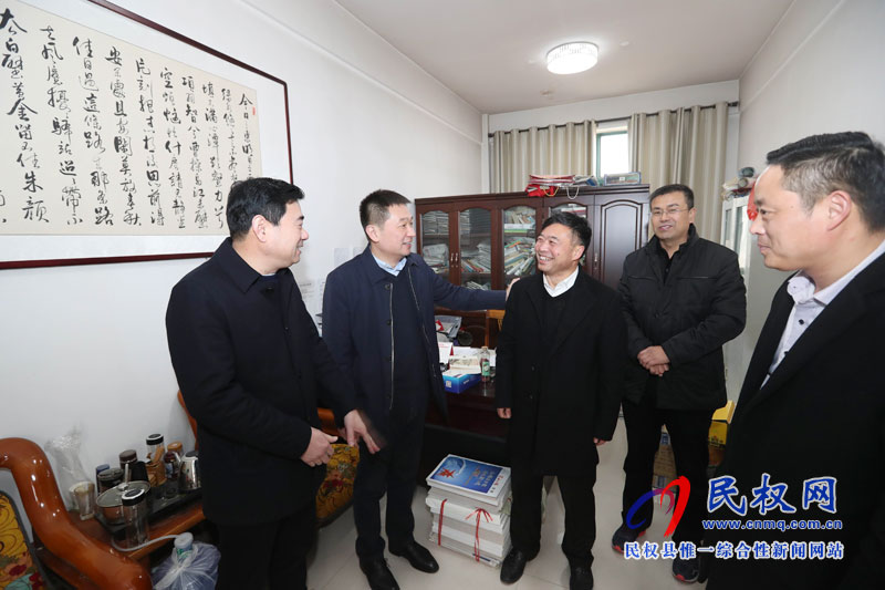 縣委常委、縣委辦公室主任孟亞松看望慰問(wèn)春節(jié)期間值班人員