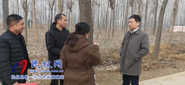 縣委常委、縣委辦公室主任孟亞松到野崗鎮(zhèn)督導(dǎo)脫貧攻堅(jiān)和村容戶貌工作