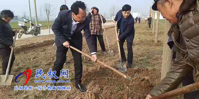 縣委常委、常務(wù)副縣長李啟峰參加林七鄉(xiāng)2019年春季義務(wù)植樹活動