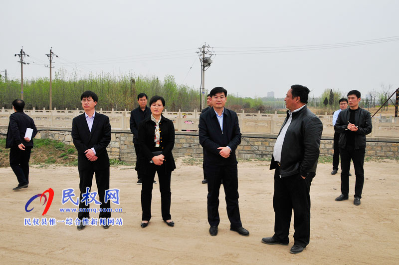 縣委副書記、縣長(zhǎng)張團(tuán)結(jié)查看我縣城區(qū)綠化工作開展情況
