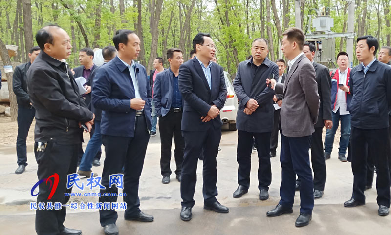 縣委常委、常務(wù)副縣長李啟峰現(xiàn)場督導(dǎo)第三屆槐花節(jié)籌備情況