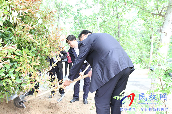 民革省委主委、省政協(xié)副主席李英杰蒞民參加“共植同心林 共圓中國(guó)夢(mèng)”活動(dòng)