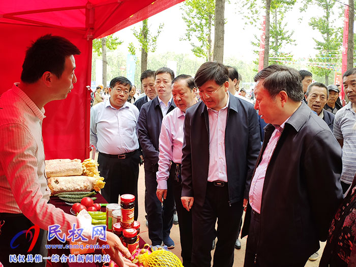 民革省委主委、省政協(xié)副主席李英杰蒞民察看“槐花節(jié)”系列活動(dòng)