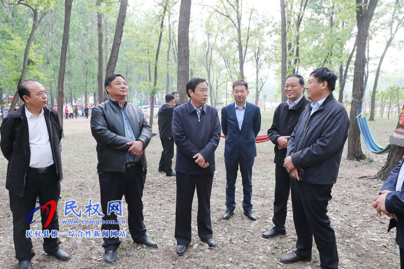 市人大常委會副主任、民權(quán)縣委書記姬脈常察看槐花節(jié)系列活動開展情況