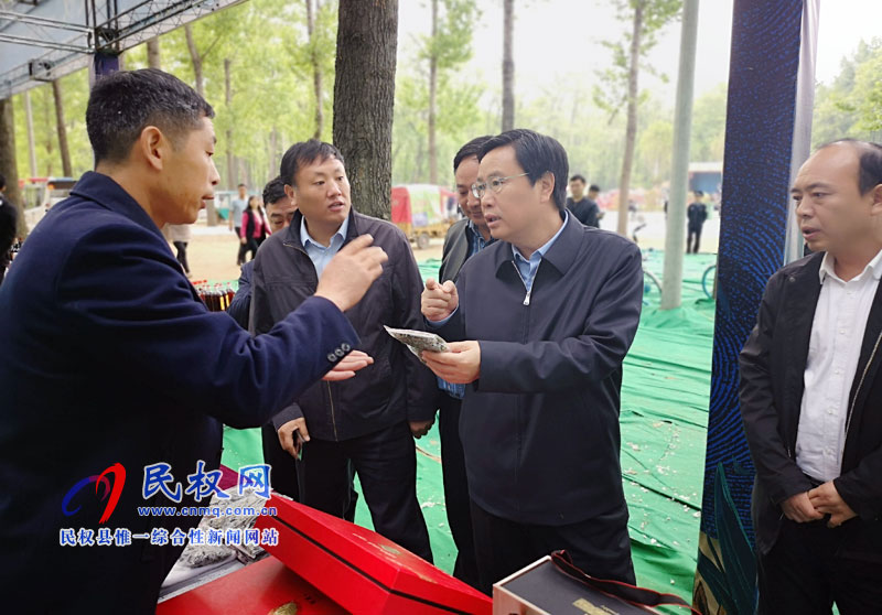 市人大常委會副主任、民權(quán)縣委書記姬脈常察看槐花節(jié)系列活動開展情況