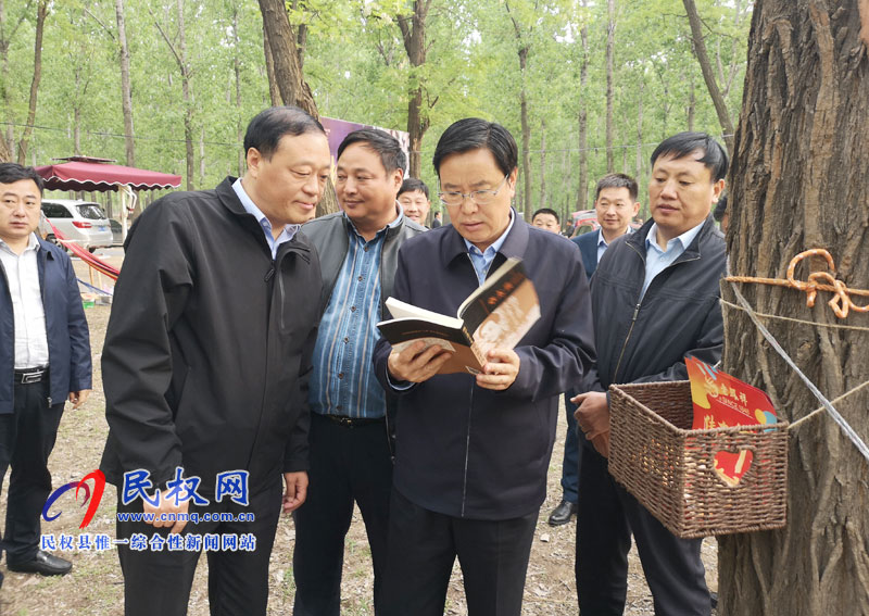 市人大常委會副主任、民權(quán)縣委書記姬脈常察看槐花節(jié)系列活動開展情況