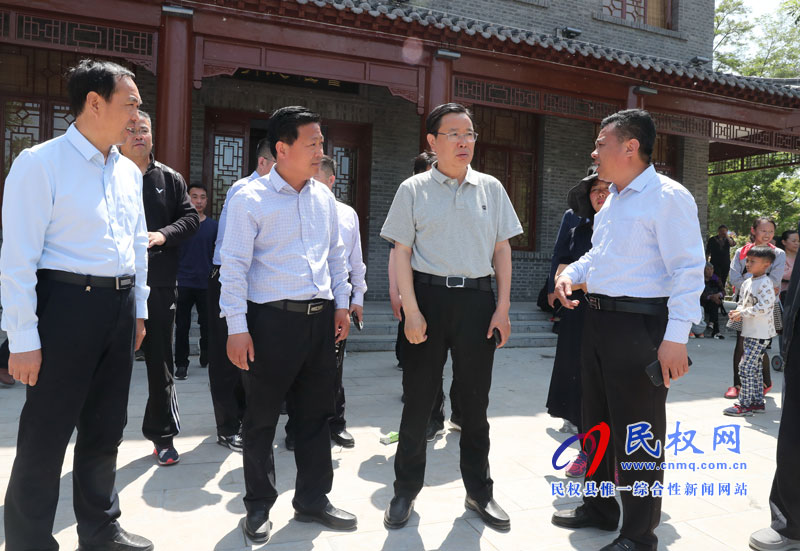 市人大常委會副主任、民權縣委書記姬脈常指導花園鄉(xiāng)趙洪坡村民俗文化節(jié)及五一安保工作