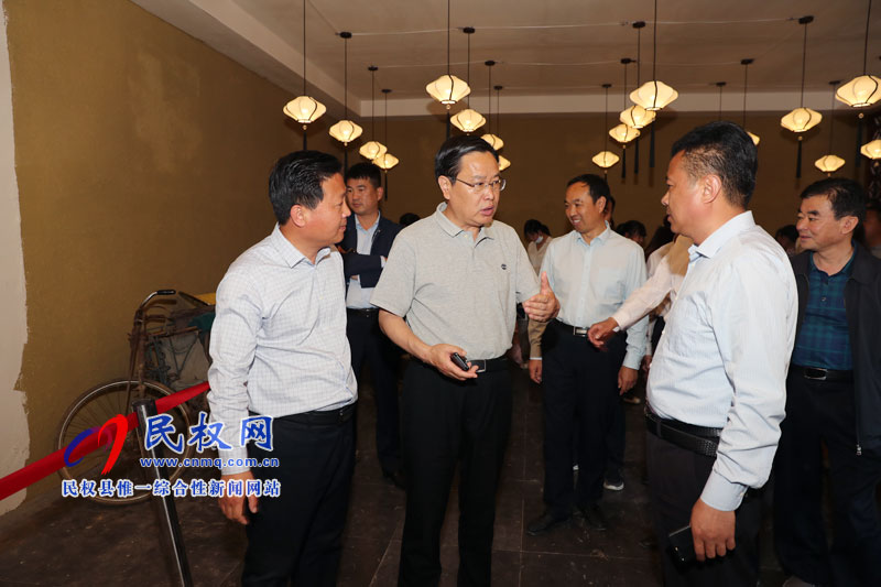 市人大常委會副主任、民權縣委書記姬脈常指導花園鄉(xiāng)趙洪坡村民俗文化節(jié)及五一安保工作
