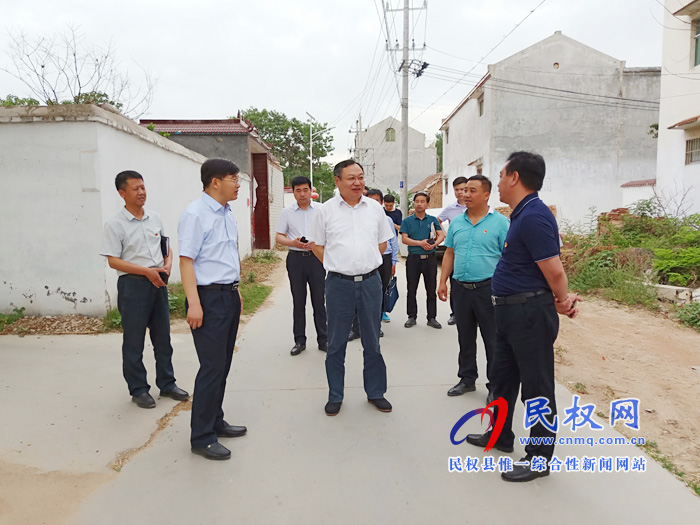 市委常委、常務副市長吳祖明到我縣龍?zhí)伶?zhèn)邢莊村開展“三?五”基層工作日活動