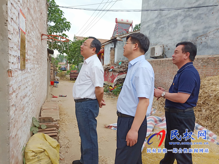 市委常委、常務副市長吳祖明到我縣龍?zhí)伶?zhèn)邢莊村開展“三?五”基層工作日活動