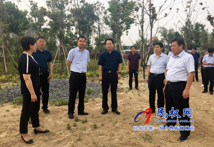 縣委常委、常務(wù)副縣長李啟峰查看我縣創(chuàng)建國家園林城市工作開展情況