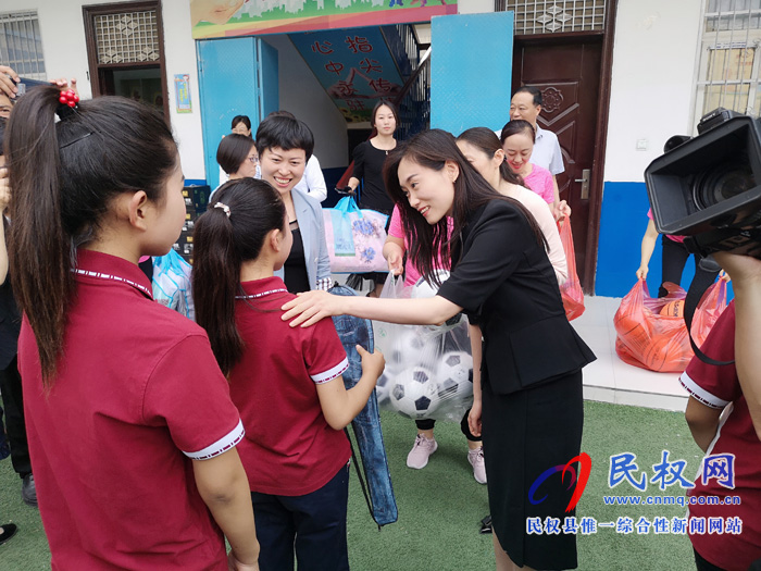 副縣長(zhǎng)朱琳“六一”節(jié)前夕慰問(wèn)聾啞兒童 副縣長(zhǎng)朱琳“六一”節(jié)前夕慰問(wèn)聾啞兒童