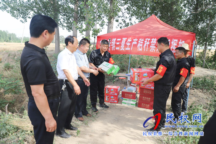 副縣長張士彬、縣總工會主席瞿志君到白云寺鎮(zhèn)慰問“三夏”秸稈禁燒一線干部