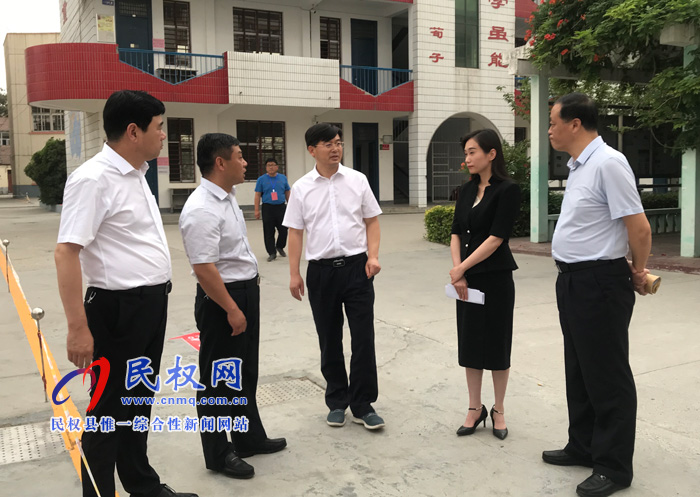 縣委副書記、縣長張團(tuán)結(jié)查看高考工作準(zhǔn)備情況