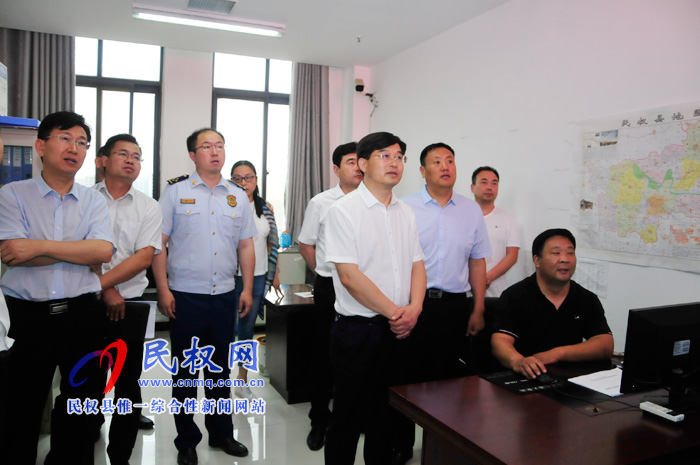 縣委副書記、縣長張團(tuán)結(jié)查看“三夏”工作開展情況