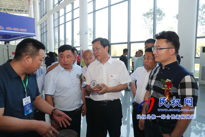 市人大常委會(huì)副主任、縣委書(shū)記姬脈常參觀2019第七屆中國(guó)花生、葵花產(chǎn)業(yè)博覽會(huì)展館
