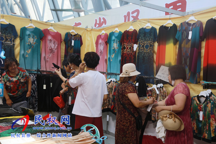 2019民權(quán)首屆蘇杭絲綢展暨生活用品博覽會(huì)在我縣夢(mèng)蝶會(huì)展中心今日拉開序幕 2019民權(quán)首屆蘇杭絲綢展暨生活用品博覽會(huì)在我縣夢(mèng)蝶會(huì)展中心今日拉開序幕