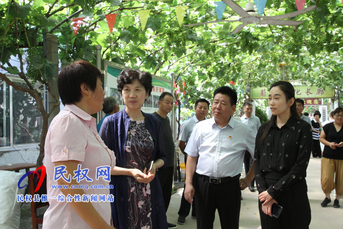 省婦聯(lián)副主席崔愛蘭到民權調研“巧媳婦”工程及婦女發(fā)展工作 省婦聯(lián)副主席崔愛蘭到民權調研“巧媳婦”工程及婦女發(fā)展工作