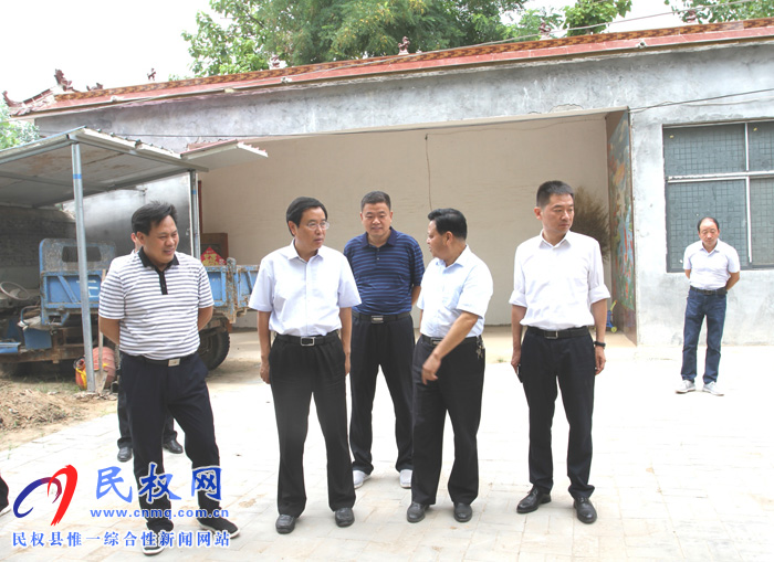 市人大常委會副主任、縣委書記姬脈常調(diào)研鄉(xiāng)鎮(zhèn)農(nóng)村人居環(huán)境改善及農(nóng)戶改廁等工作