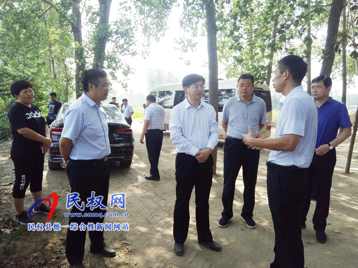 縣委副書記、縣長(zhǎng)張團(tuán)結(jié)調(diào)研水源地保護(hù)區(qū)安置區(qū)建設(shè)和土地整治工作