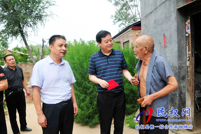 縣委常委、統(tǒng)戰(zhàn)部長趙通慰問革命老區(qū)復(fù)退軍人