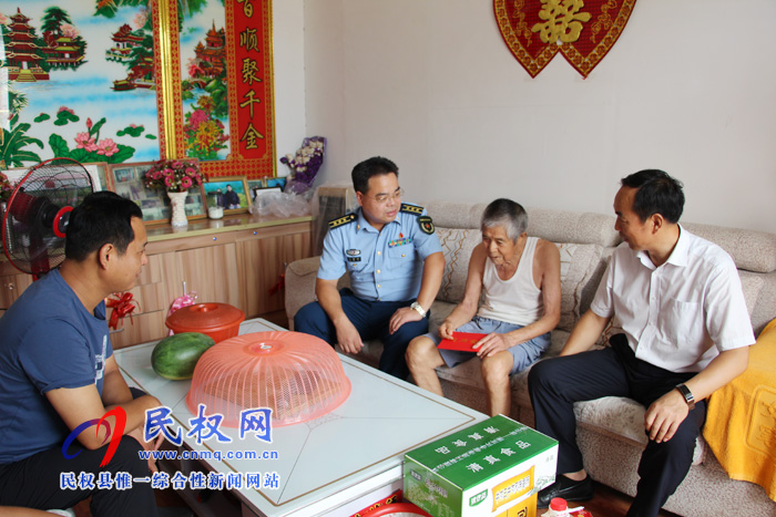 縣領導江靜亞、韓德勇到雙塔鎮(zhèn)慰問老復員退伍軍人