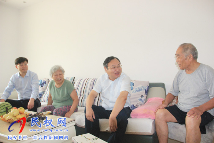 市委常委、常務(wù)副市長(zhǎng)吳祖明到我縣走訪慰問(wèn)部分軍人優(yōu)撫對(duì)象