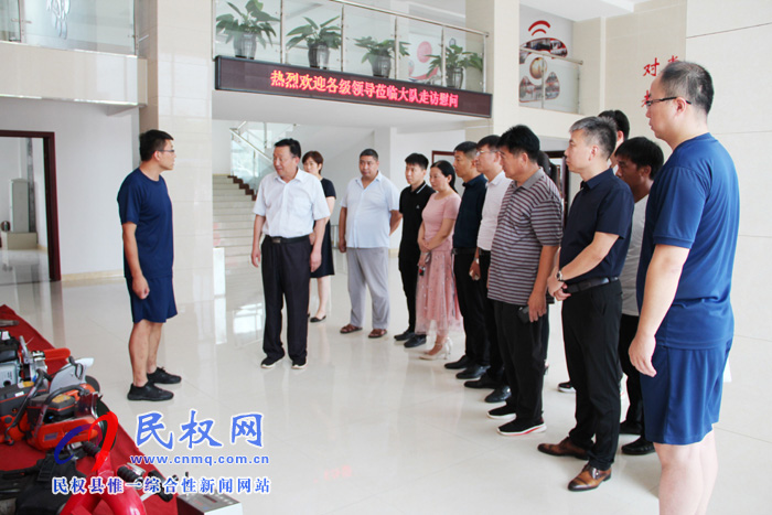 民權(quán)高新區(qū)組織企業(yè)“八一”慰問縣消防大隊(duì) 民權(quán)高新區(qū)組織企業(yè)“八一”慰問縣消防大隊(duì)
