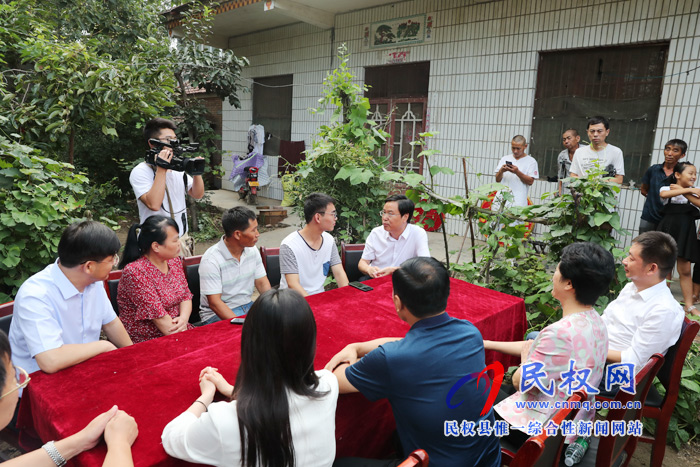 市人大常委會副主任、縣委書記姬脈常慰問我縣考入“清華大學”優(yōu)秀學子賈凱