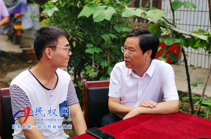 市人大常委會副主任、縣委書記姬脈常慰問我縣考入“清華大學”優(yōu)秀學子賈凱
