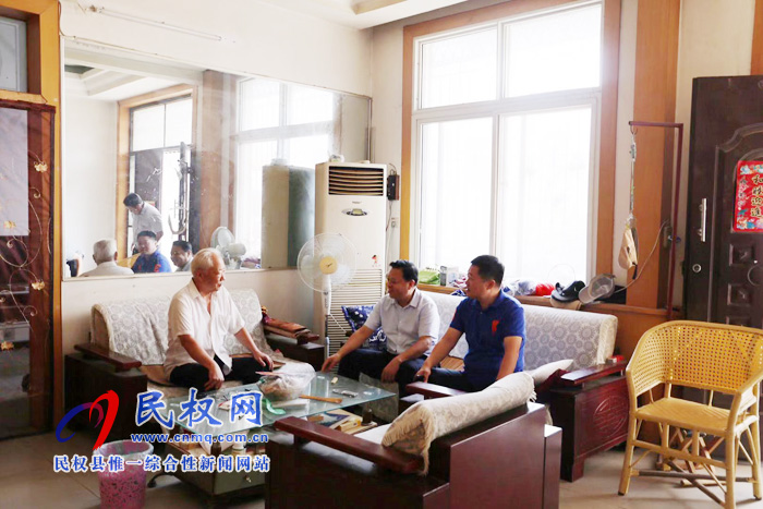 縣人大常委會副主任石克林、李新軍看望慰問部分離退休老干部