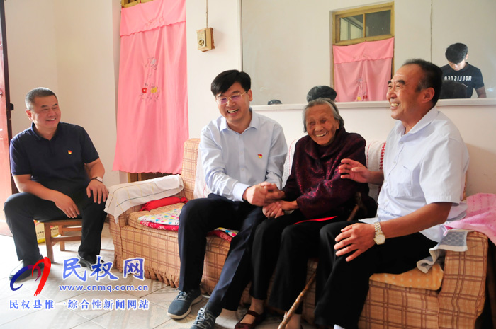 縣委副書記、縣長張團(tuán)結(jié)看望慰問百歲老人
