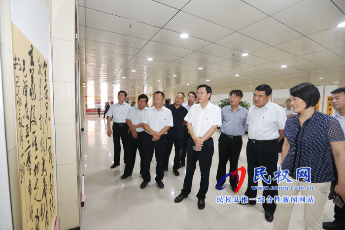 市人大常委會副主任、縣委書記姬脈常參觀慶祝新中國暨人民政協(xié)成立70周年書畫展